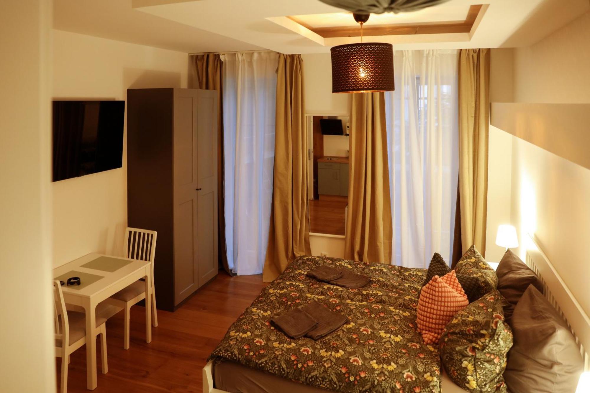 Boutique Hotel Pension Luisengruen Kueche 1Gbs Wlan Netflix Disney Magentatv Chemnitz Luaran gambar
